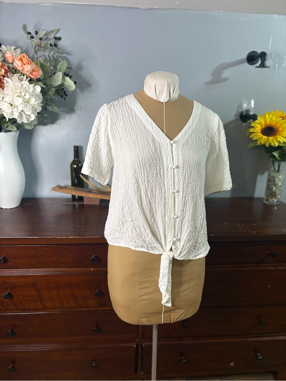 Jane and Delancey Women’s Cream Button-Front Tie-Front V-Neck Blouse